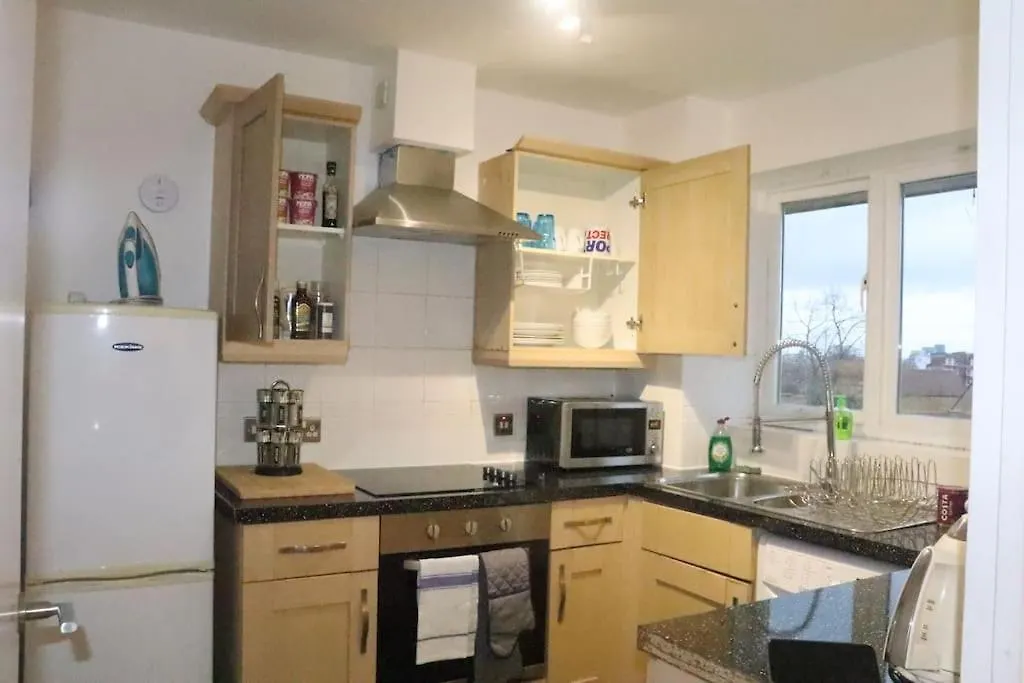 Skyline Haven - Modern 2Br Free Parking & 4Ktv Apartment London