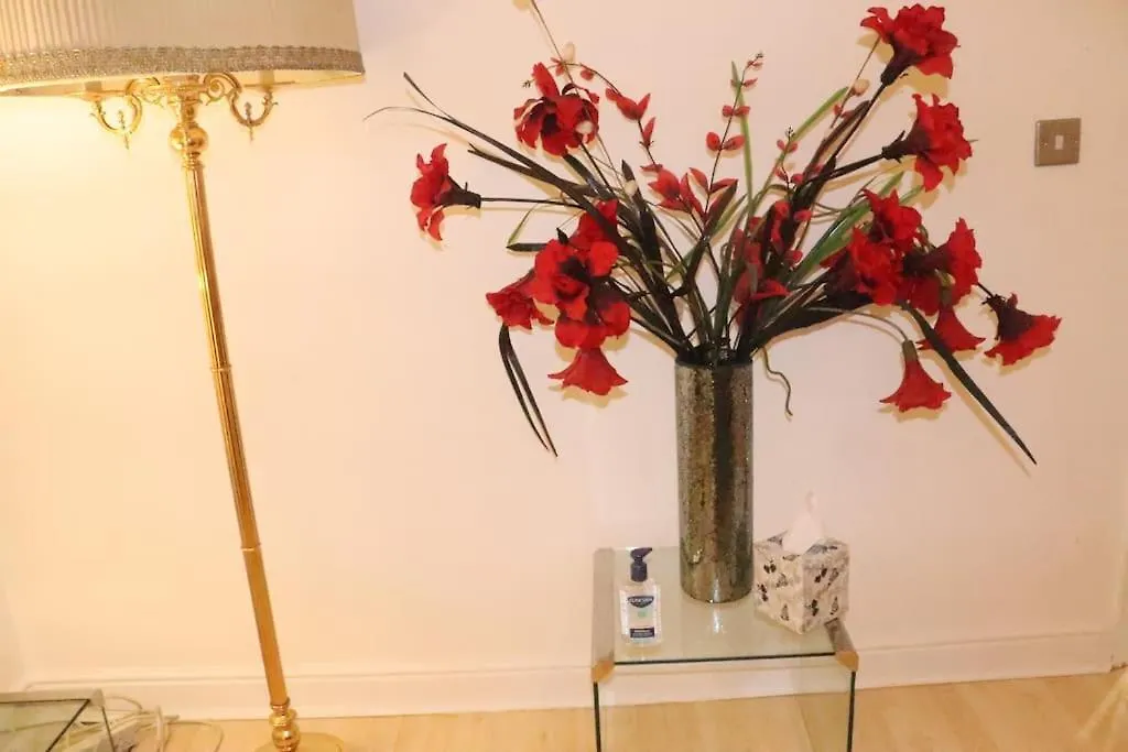 Skyline Haven - Modern 2Br Free Parking & 4Ktv Apartment London