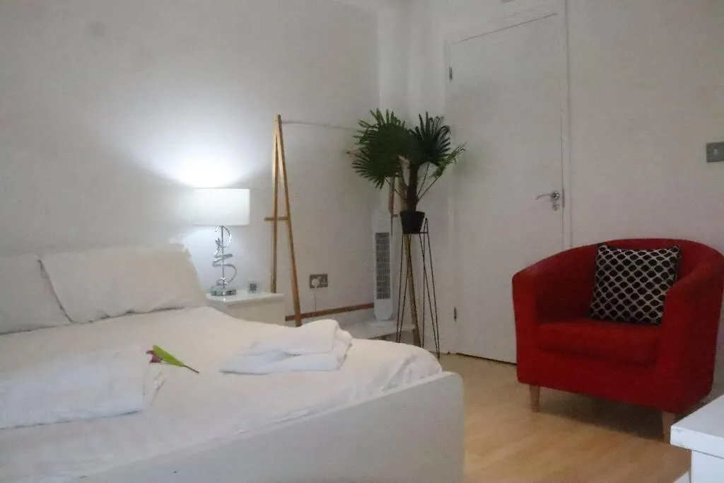 Skyline Haven - Modern 2Br Free Parking & 4Ktv Apartment London