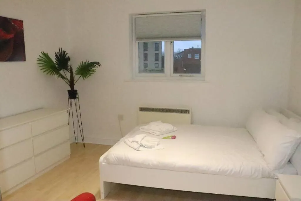 Skyline Haven - Modern 2Br Free Parking & 4Ktv Apartment London 0*,