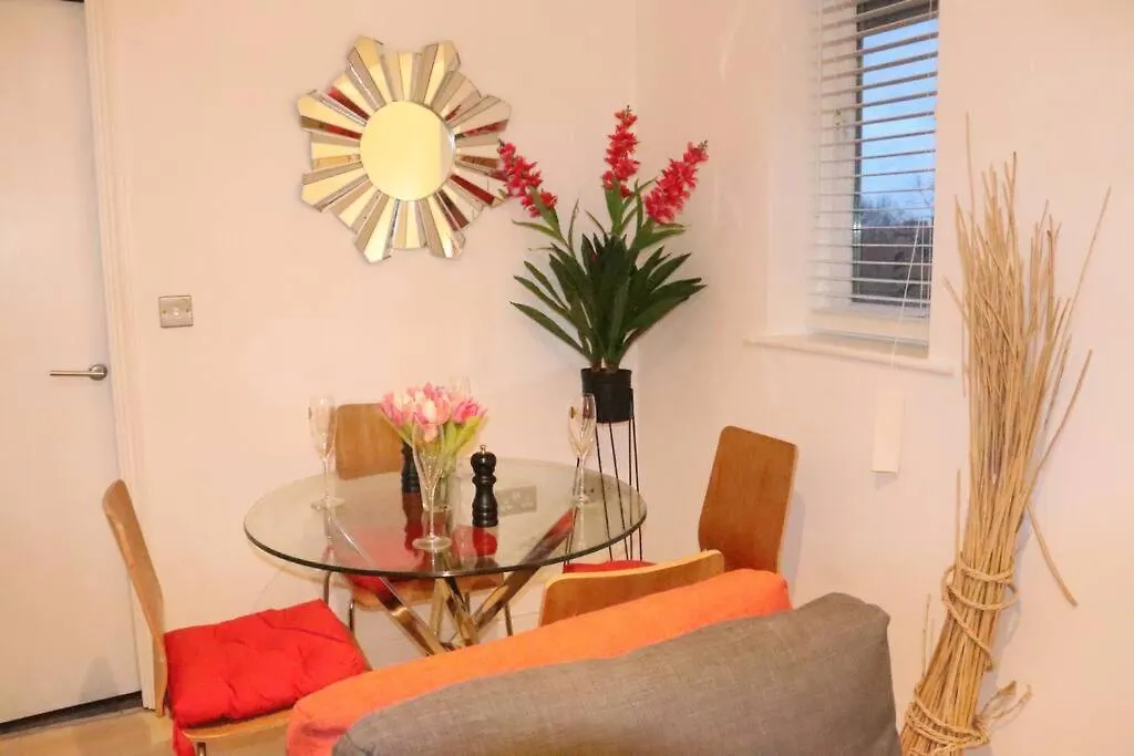 Skyline Haven - Modern 2Br Free Parking & 4Ktv Apartment London 0*,