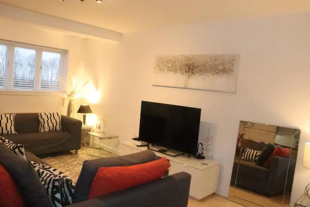 Skyline Haven - Modern 2Br Free Parking & 4Ktv Apartment London 0*,  United Kingdom
