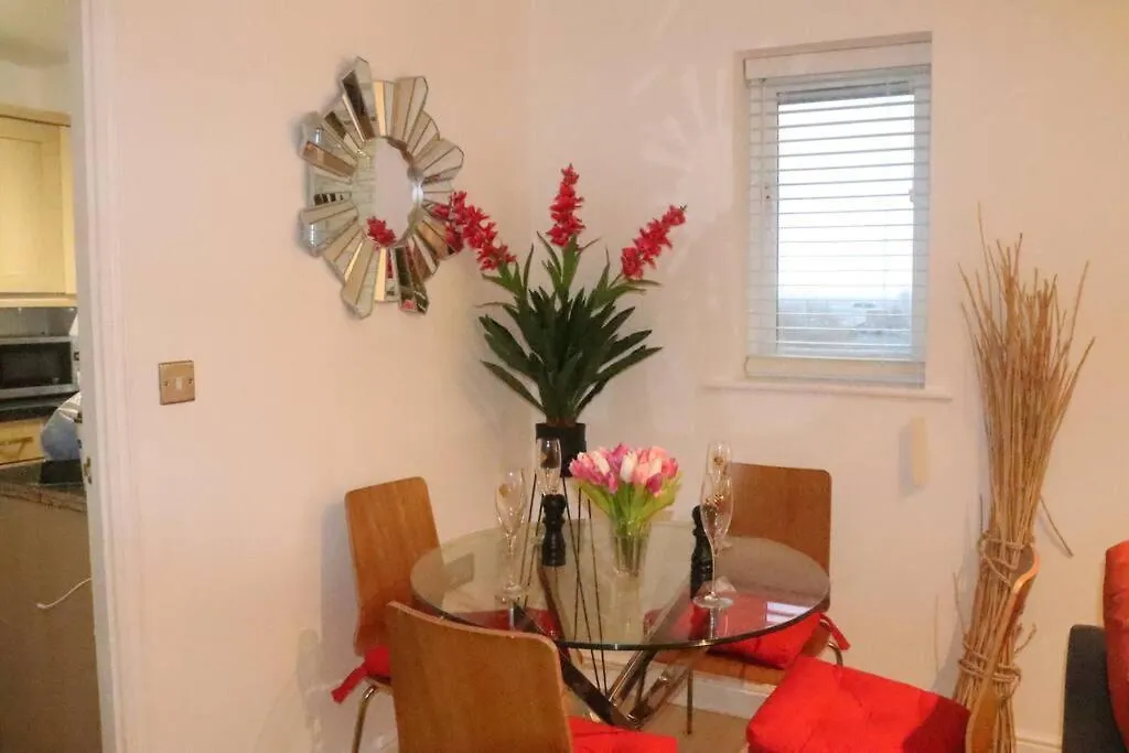 Skyline Haven - Modern 2Br Free Parking & 4Ktv Apartment London