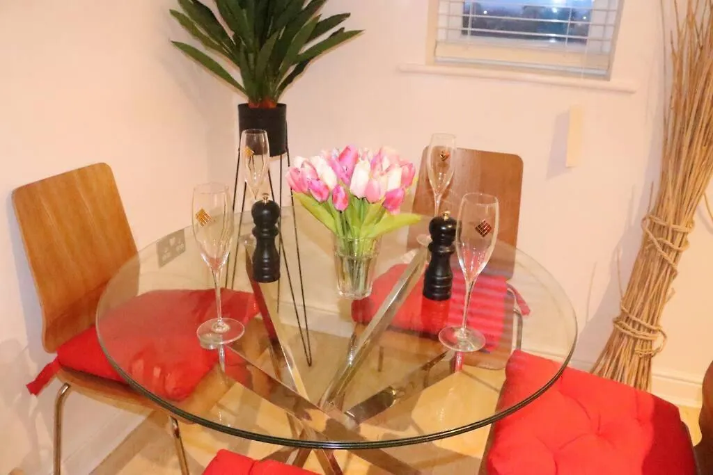Skyline Haven - Modern 2Br Free Parking & 4Ktv Apartment London