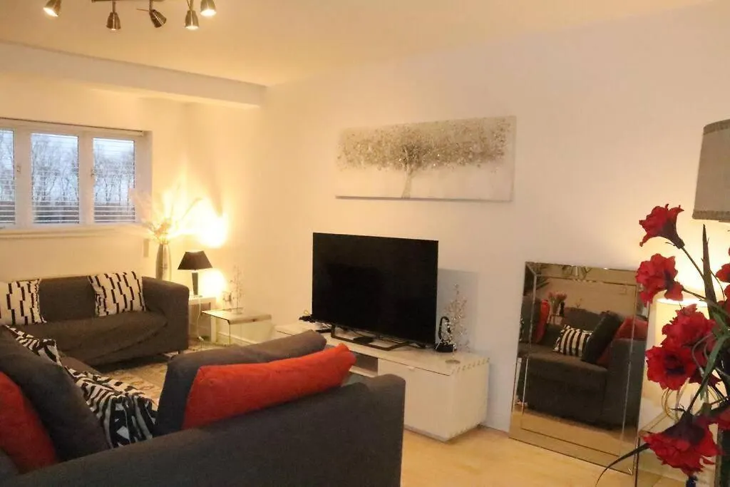 Skyline Haven - Modern 2Br Free Parking & 4Ktv Apartment London