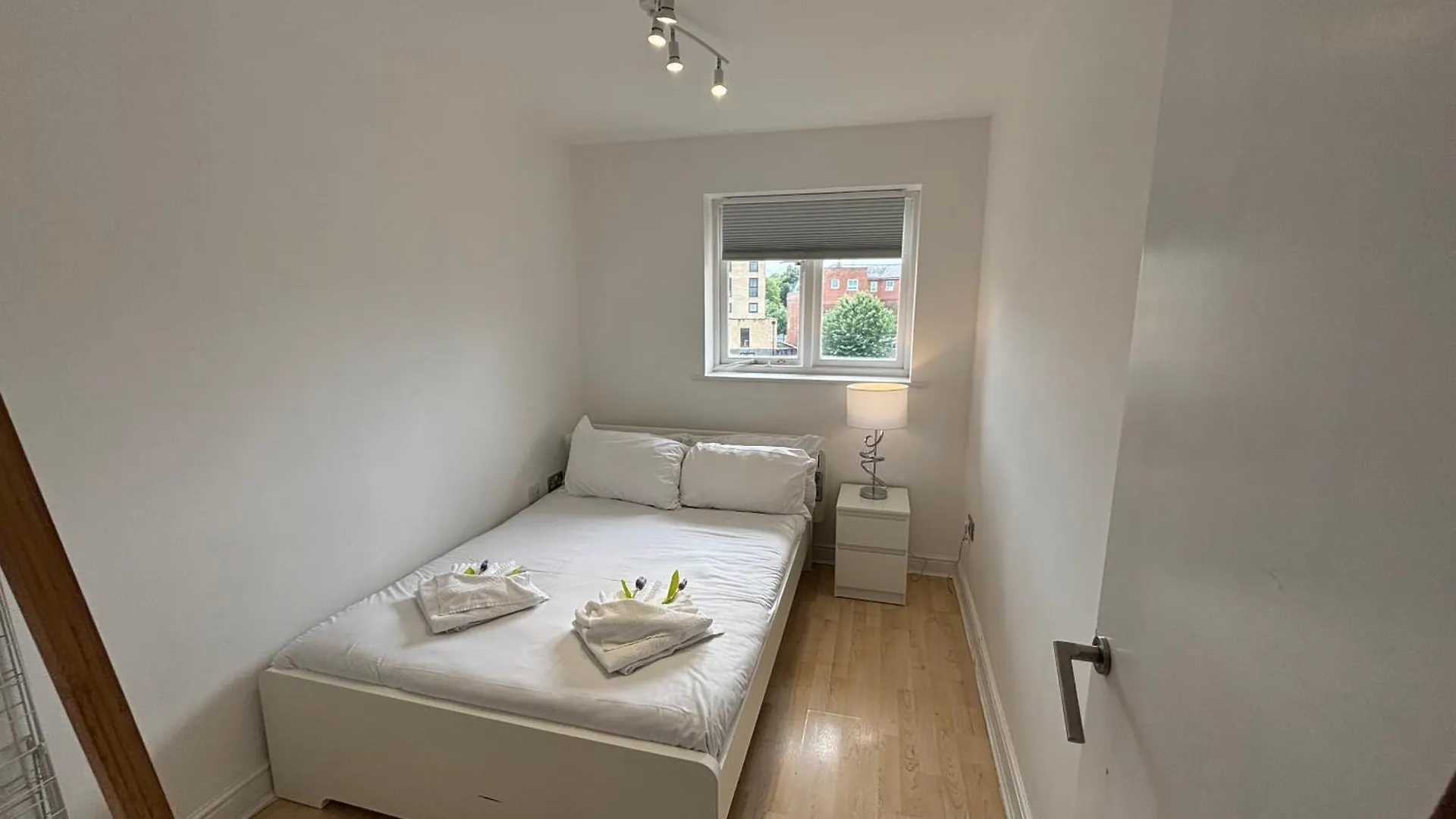 Skyline Haven - Modern 2Br Free Parking & 4Ktv Apartment London
