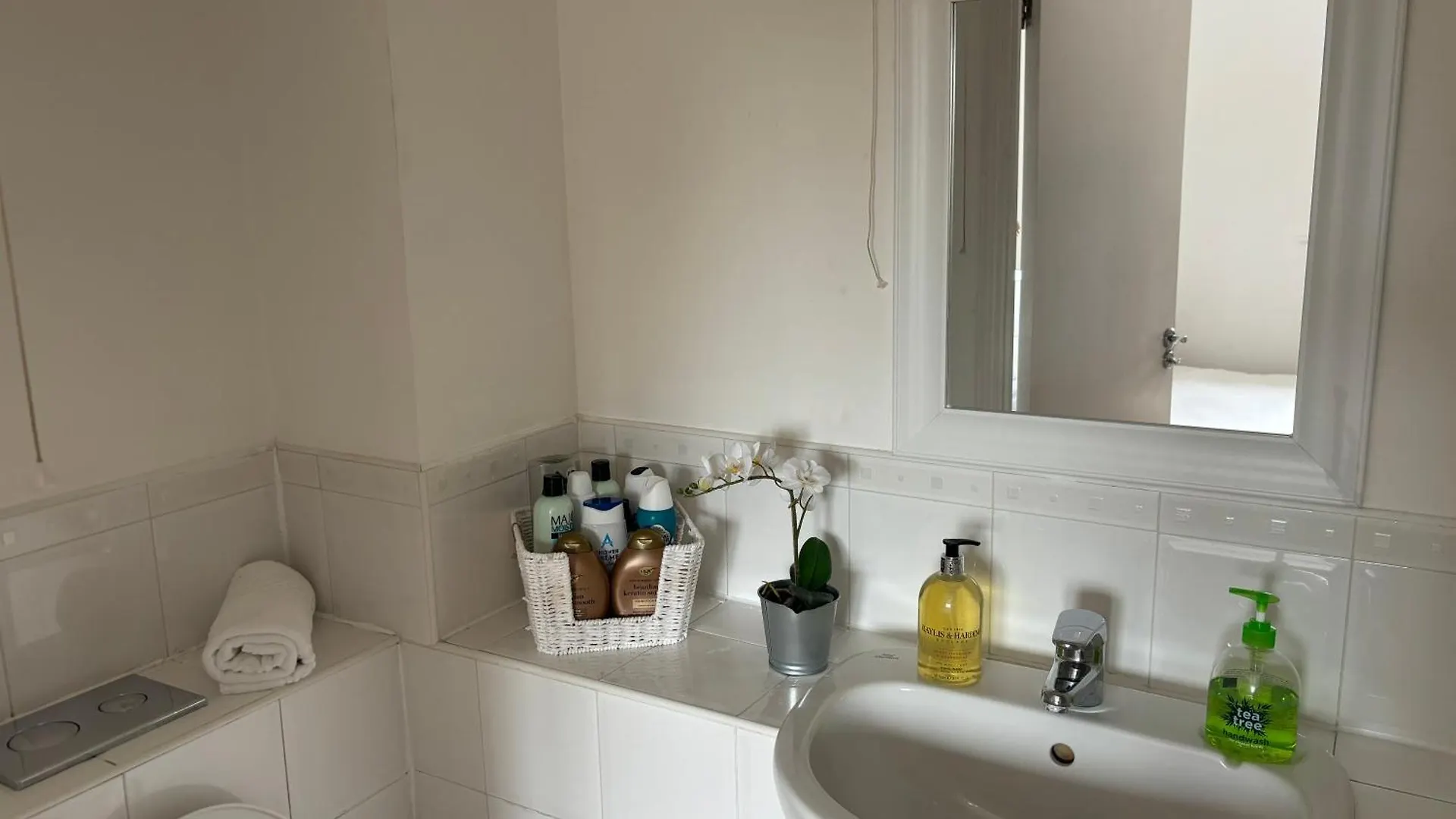 Skyline Haven - Modern 2Br Free Parking & 4Ktv Apartment London 0*,  United Kingdom