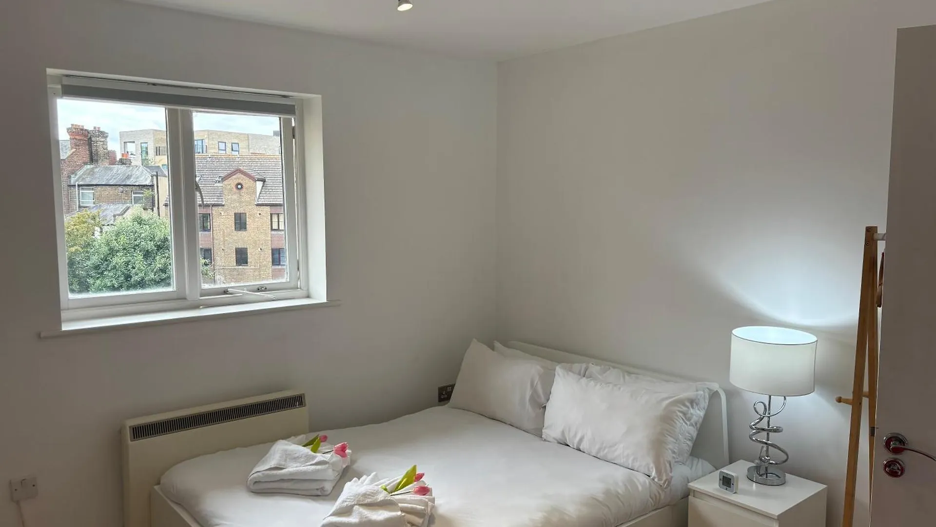 Skyline Haven - Modern 2Br Free Parking & 4Ktv Apartment London