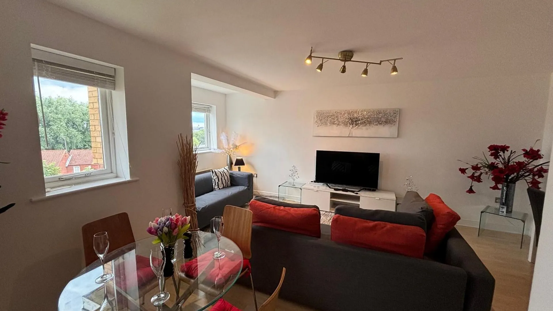 Skyline Haven - Modern 2Br Free Parking & 4Ktv Apartment London